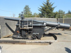 artillery gun at fort stevens state park